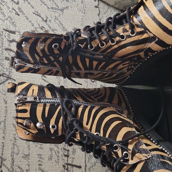 Aqua Women’s Tiger Print Jax Studded Hiker Combat Boots Lace Up Round Toe - Picture 4 of 5